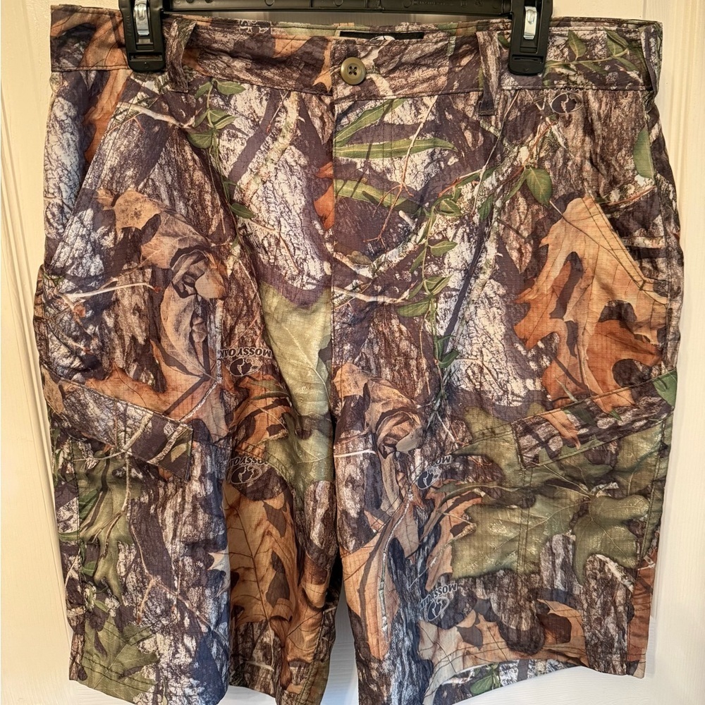 Mossy Oak Green and Brown Cargo Shorts for Outdoor Adventures SIZE MEDIUM